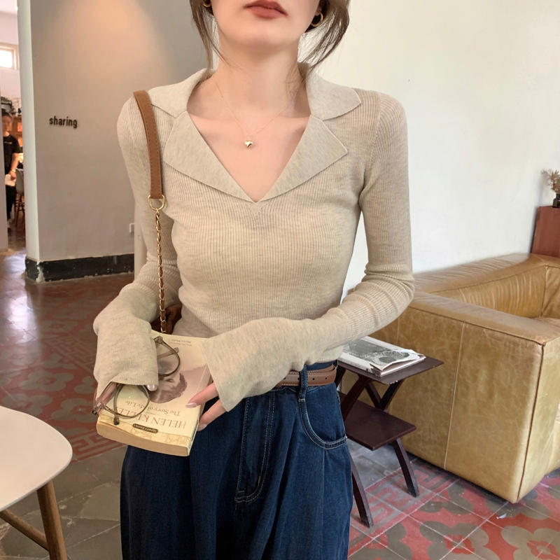 Designed with a Sweet and Spicy Style, This Slim-Fit Polo-Neck Knit Top with Long Sleeves Is a Stylish and Elegant Base Layer for Women in Autumn and Winter