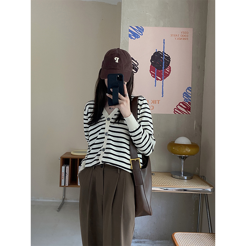 HHYEEE black and white striped knitted cardigan women's 2022 new thin long-sleeved gentle design sense early spring top