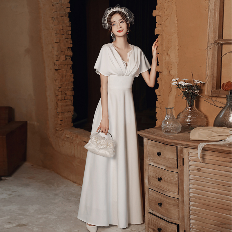 White dress woman 2022 new minimalist French satin light wedding gown with a small gown and a dress to the door.