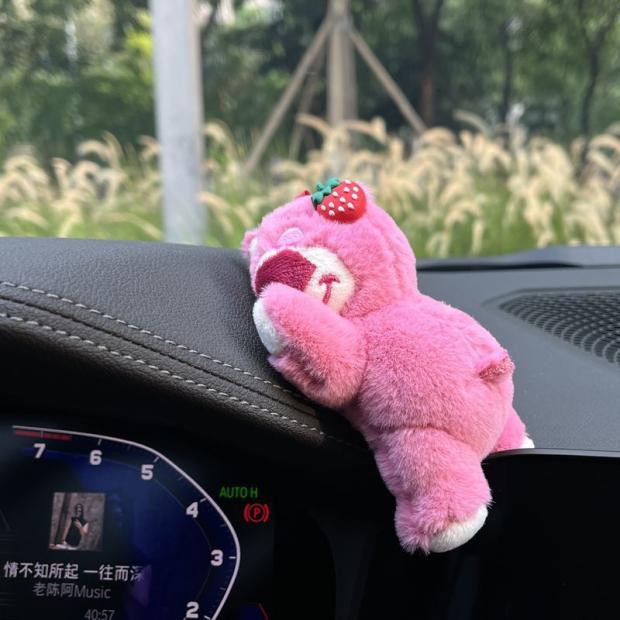 Car on-board interior small swing piece net red lady Cute Strawberry Bear Paparazzi Doll Middle Control Desk Trim Supplies-Taobao