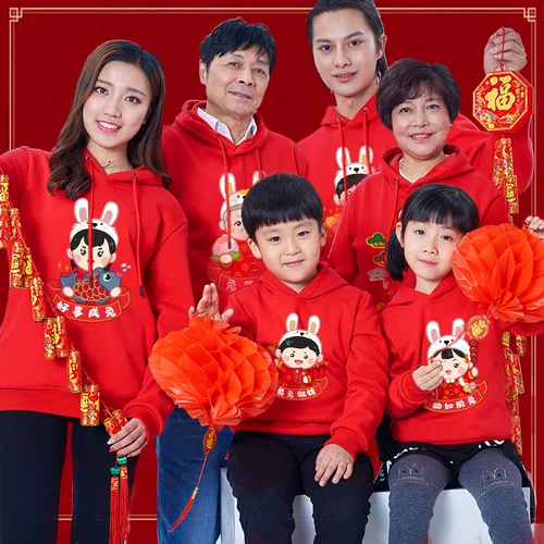 Семейный портрет -родительский инсталляция в зимне. Семья из трех, четырех майско -юношеских красных драконов, Новый год, Свитер по семейной одежде для Нового года