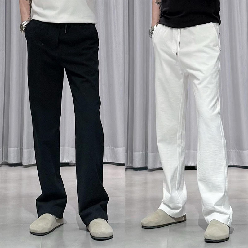 高品質なメンズカジュアルパンツ。夏向けの薄手ヨーロピアンスタイルで、すっきりとしたフィット感、速乾性のあるストレートレッグ、トレンディで汎用性が高く、通気性に優れたメンズロングパンツです。