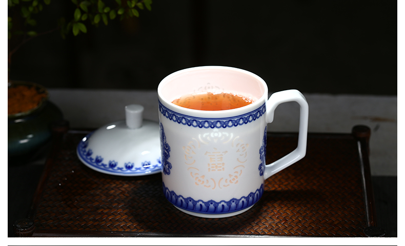 Jingdezhen porcelain and exquisite porcelain cup with cover ceramic tea keller CPU work present household glass cup