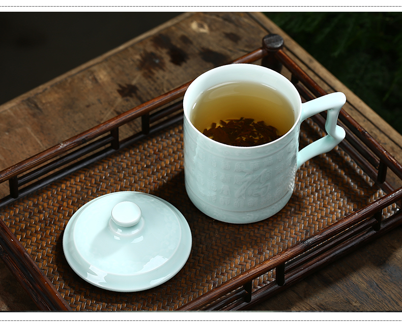 Jingdezhen ceramic tea BeiYing green hand - carved the personal office glass cup with cover cups gift cups