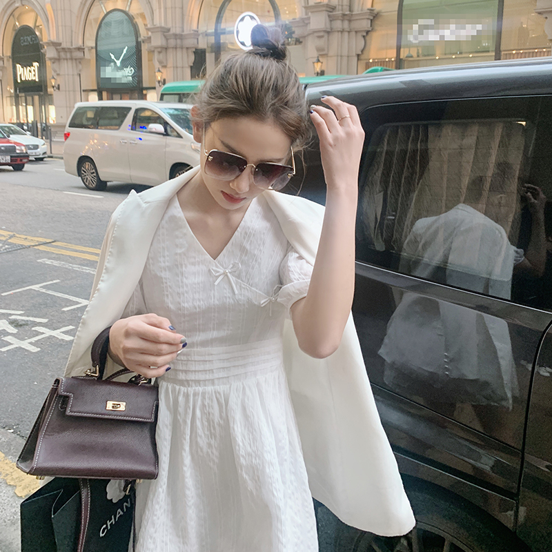 Fish rabbit rabbit white V-neck short-sleeved dress female 2023 spring new temperament bowknot a-line skirt