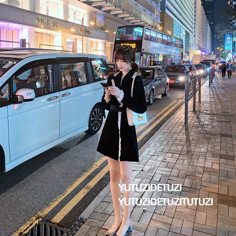 Fish Rabbit-French retro V-neck lantern sleeve small black dress female Hepburn wind small heart machine velvet dress