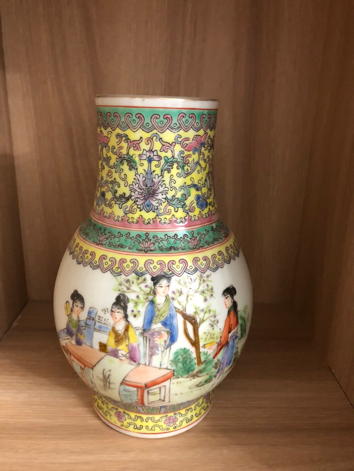中国　景德镇 粉彩百花果 中国粉彩花瓶：园林景致与诗词| 景德镇乾隆款1970–80年代– Diddenantiques