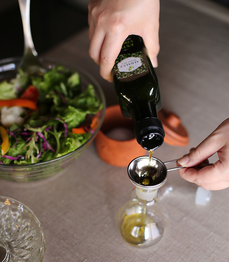 Spot Japan's new family house stainless steel juice seasoning pure dew dispensing funnel oil leakage morning and evening return