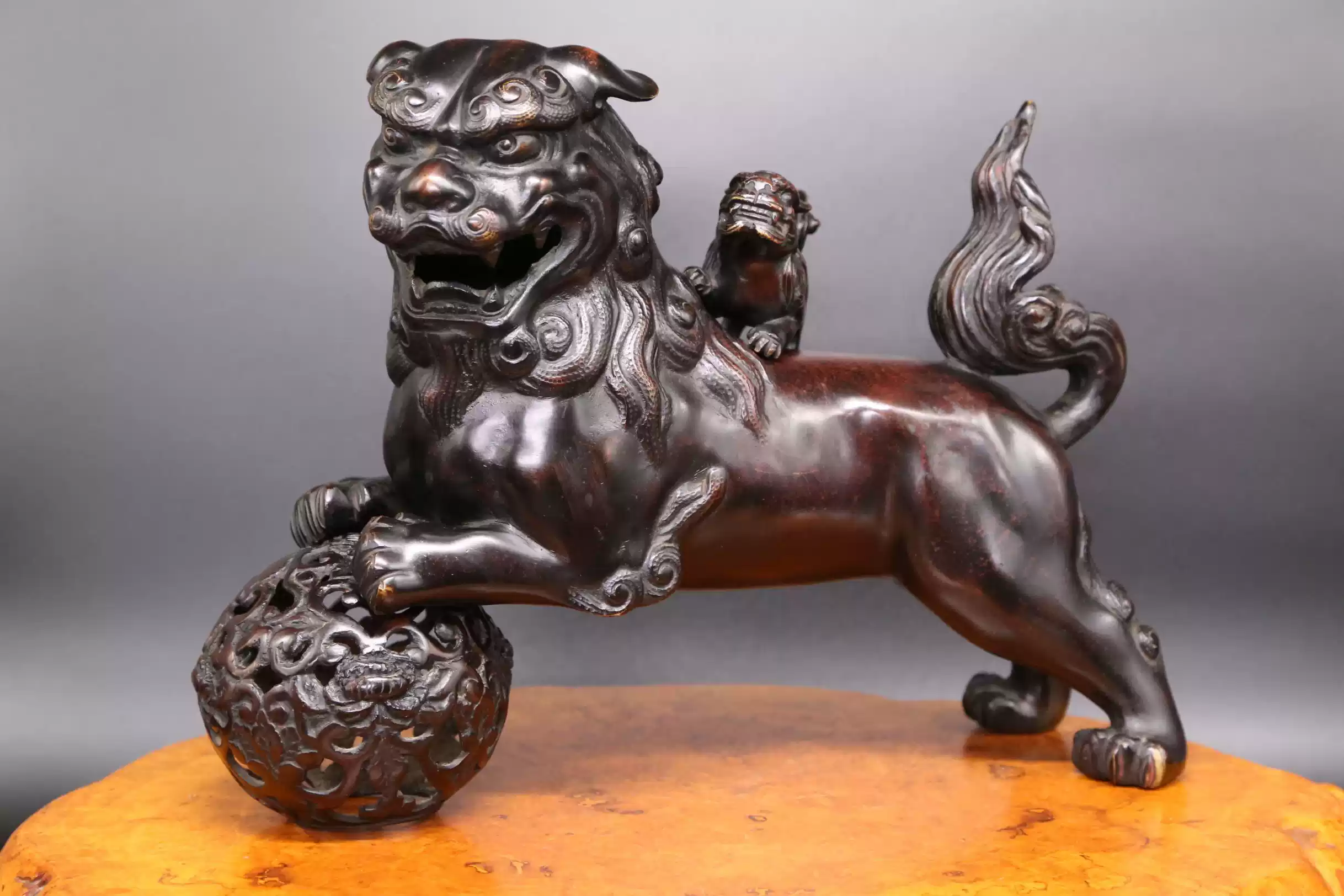 铜戏绣球亲子唐狮子置物，少狮太狮铜像日本唐狮置物，铜狮摆件