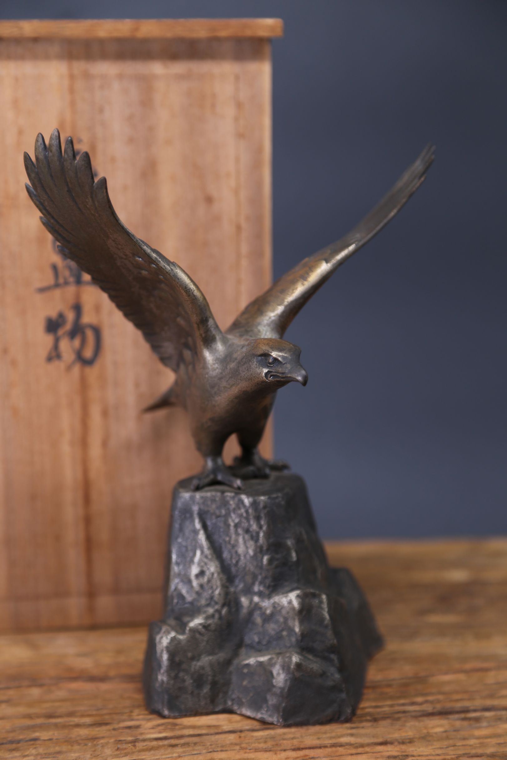 時代金工　鋳銅 彫刻 架鷹御床飾　置物　桐紋　大名道具　高さ９６㎝ BK040 時代金工 鋳銅 彫刻 架鷹御床飾 置物 桐紋 大名道具 高