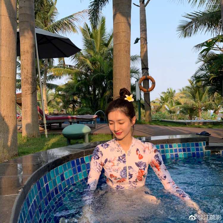 Jiang alienated the same style conservative swimsuit women hurrying hot springs to display slim and slim-belly-style South Korean long-sleeved diving suit