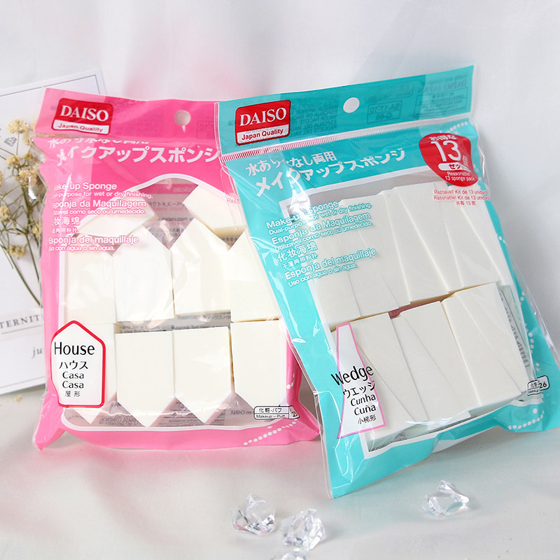 Japan DAISO large innovative dry and wet use universal makeup air cushion powder bashing triangular sponge base makeup powder bottom not to eat powder