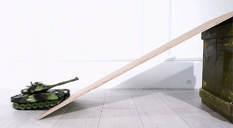 Xe tăng điều khiển từ xa đồ chơi trẻ em không dây sạc xe điều khiển từ xa có thể khởi động xe bánh xích xe ô tô một búp bê barbie