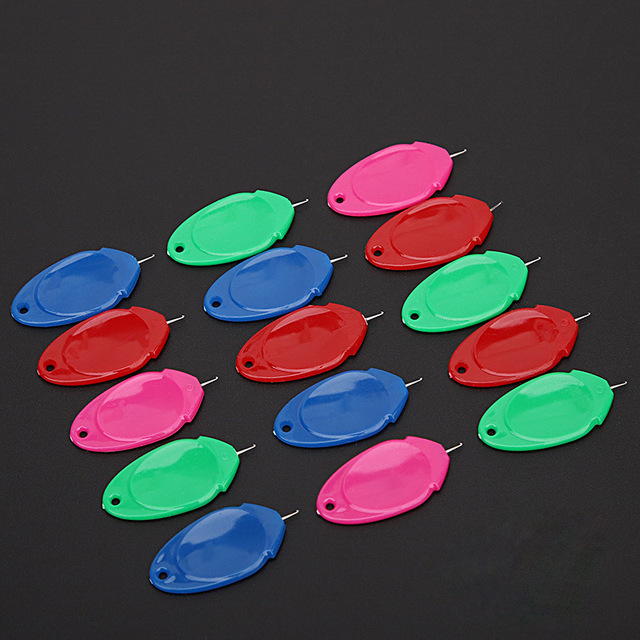 Middle Aged Thumb-wearing needler Easy with crochet-wearing needler Colour plastic sheet threading Threading Machine Threading