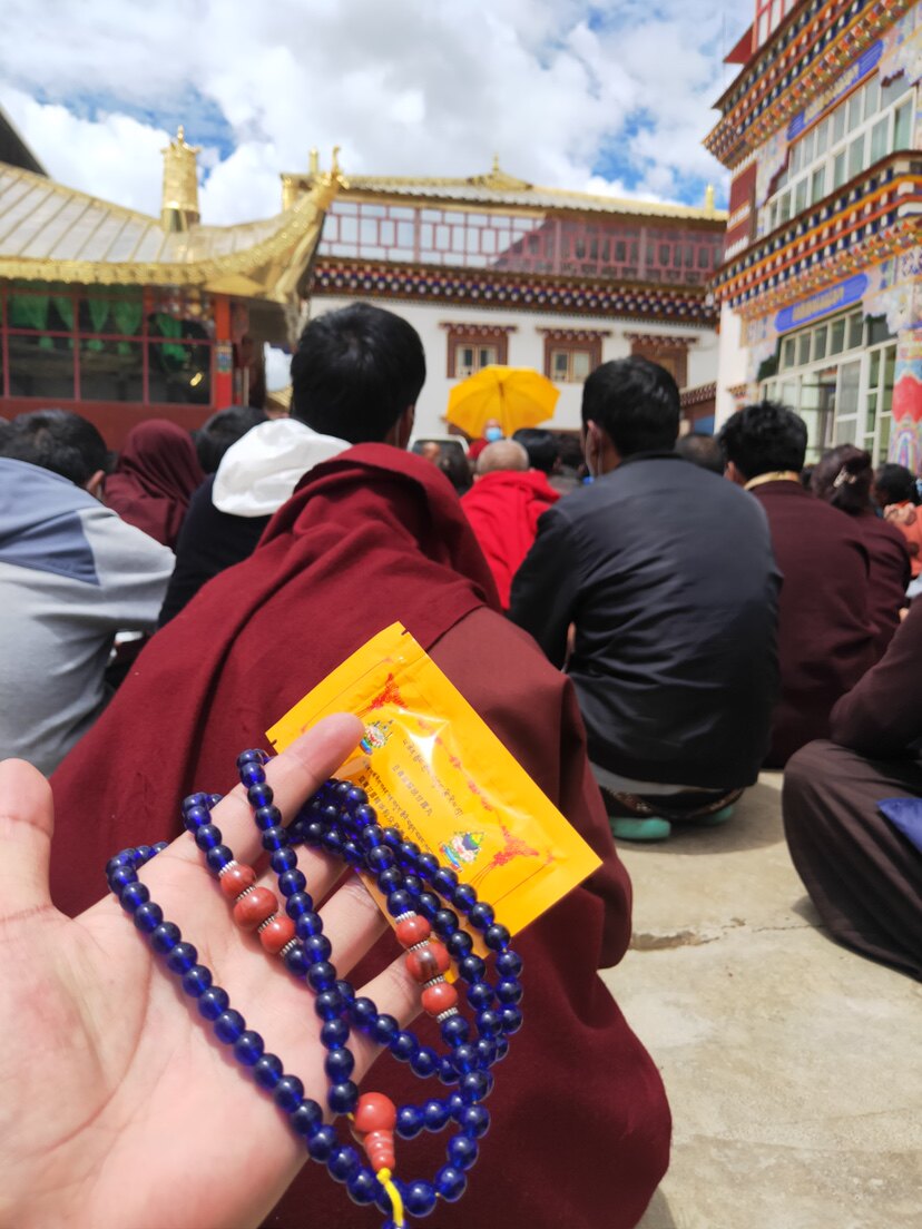 Yaqing Asong got 108 blue glass rosary beads on fh and got one for 50 yuan.