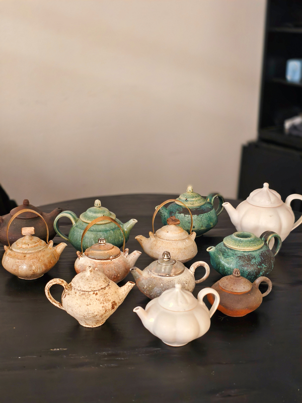 Japanese Pottery Artist Jinko Ikeno's Ceramic Teapot, Handle Pot, Fire-Resistant Pot with a Flat Spout