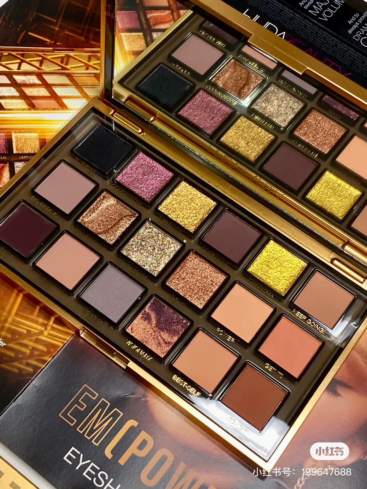 Палетка теней для век HUDA beauty Quartz содержит оттенки розовый, 18 цветов