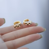 Черные шахматы, небольшие дизайнерские серьги, серебро 925 пробы, тренд сезона, коллекция 2022, новая коллекция, изысканный стиль