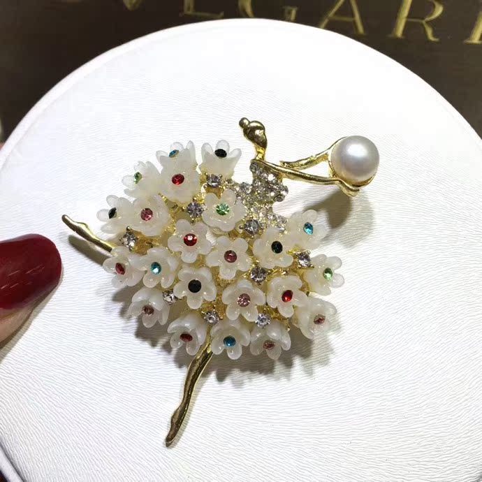 Ưu đãi đặc biệt Ngọc trai tự nhiên Ba lê Cô gái Hoa Trâm Mặt dây chuyền Corsage Sử dụng kép Áo len Khăn lụa Trang sức - Trâm cài cài áo cao cấp