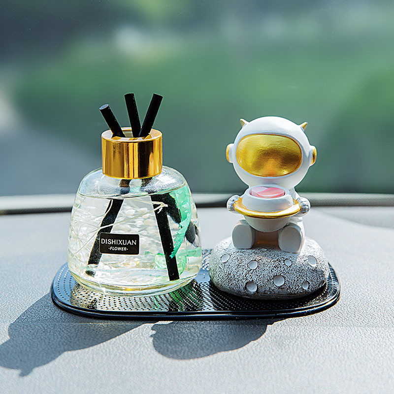 Car perfume car center console high-end astronaut diver astronaut car decoration car interior decoration