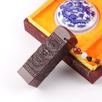 Верхнее отверстие красного сандалового дракона отправляется в грязь