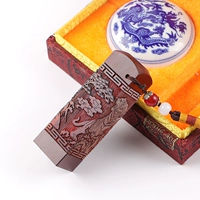 Верхний открытый красный сандаловый тигр посылает грязь