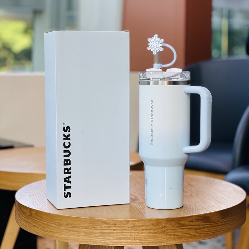 Starbucks 25 Christmas Snowy Wonderland Snowflake Stanley Gradient Blue Stainless Steel Ice Cup with Straw for Car Use Starbucks 25 Christmas Snowy Wonderland Snowflake Stanley Gradient Blue Stainless Steel Ice Cup with Straw for Car Use