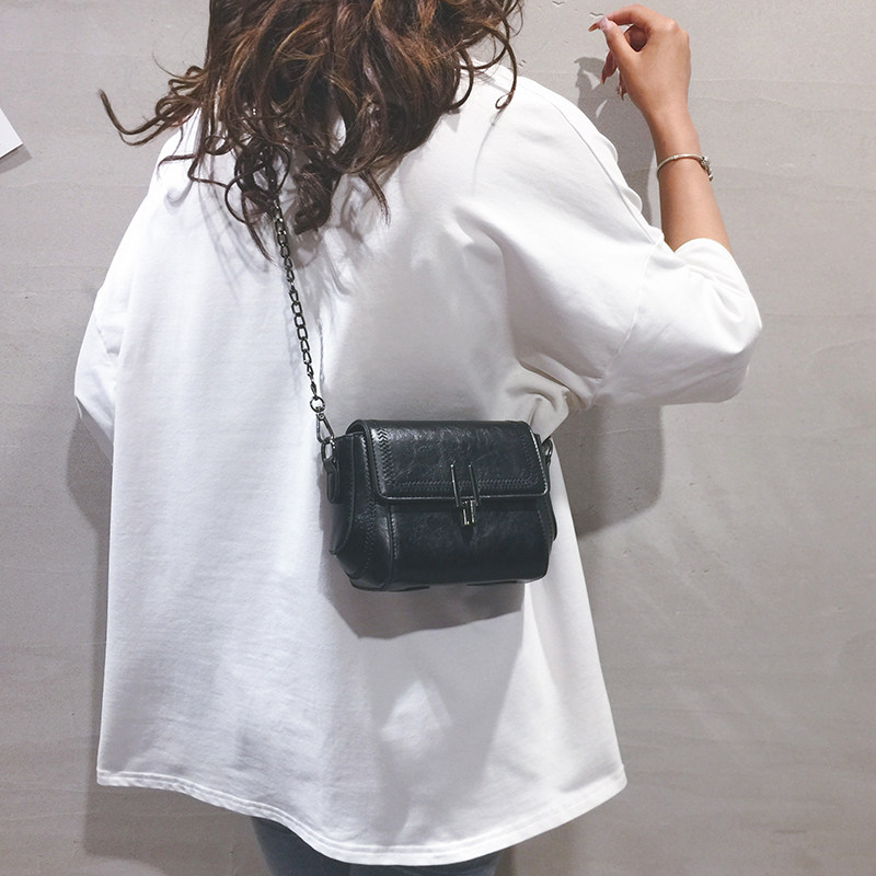 Singapore light luxury brand women's bag official flagship 2021 new shoulder Messenger bag chain small bag trend