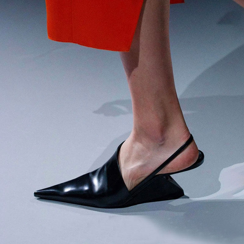 Profiled High Heel Shoe Design Sensation Small Crowd 2022 New Early Spring Leather Leather Pointed Thick Bottom Walking Show Heightening Sandals