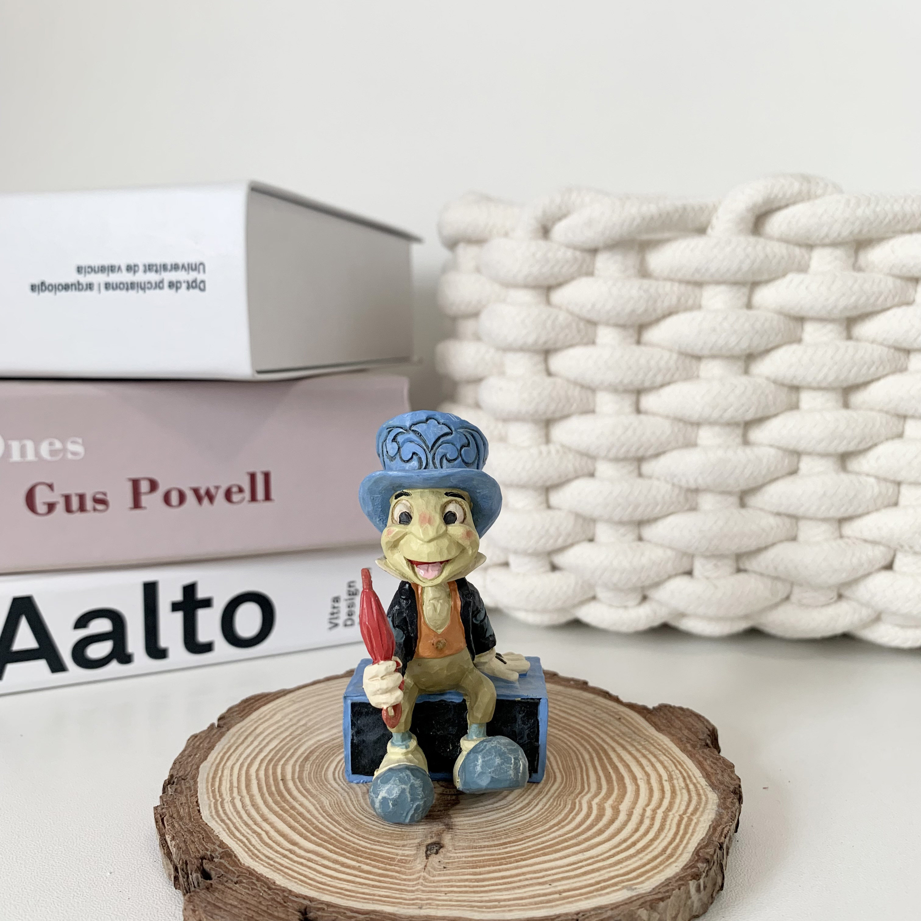 Jiminy Cricket Jimmy Resin Imitation Wood Carving Small Hands Office Aberdeen Decoration Birthday Gift Toys