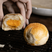 South time | Bean milk sand sand cake egg yolk cake Net red snacks Mid Autumn Festival moon cake traditional handmade pastry snacks accompanied by hand gift