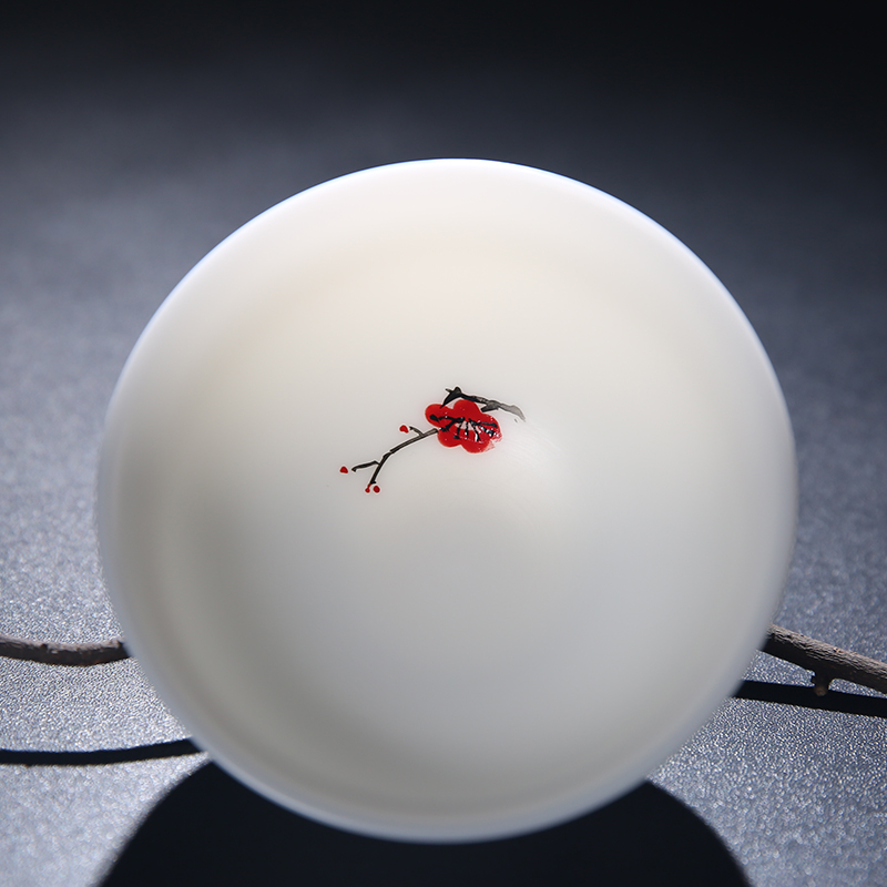 The Product dehua porcelain remit jade built white porcelain name plum pressure hand a cup of tea light jade porcelain sample tea cup