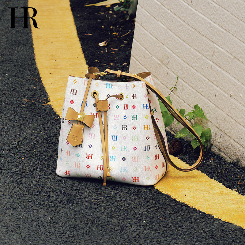 Hr Helena Bucket Bag, Large Capacity, Fashionable New Style, Light Luxury, High-End Feel, Versatile, Commuter-Friendly, Vintage Crossbody Bag