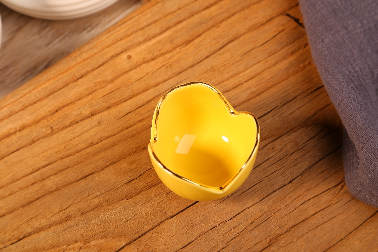 Utensil performance Japanese creative ceramics side dish cup delicacy cup flower cup yellow with gold rim sauce dish flavor dish