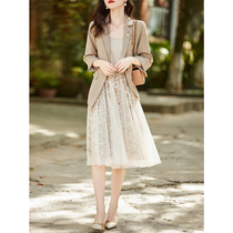 RAGRs perfect early spring style. The temperament goddess style suit that falls into the eyes at a glance. 2023 new fashion two-piece suit.