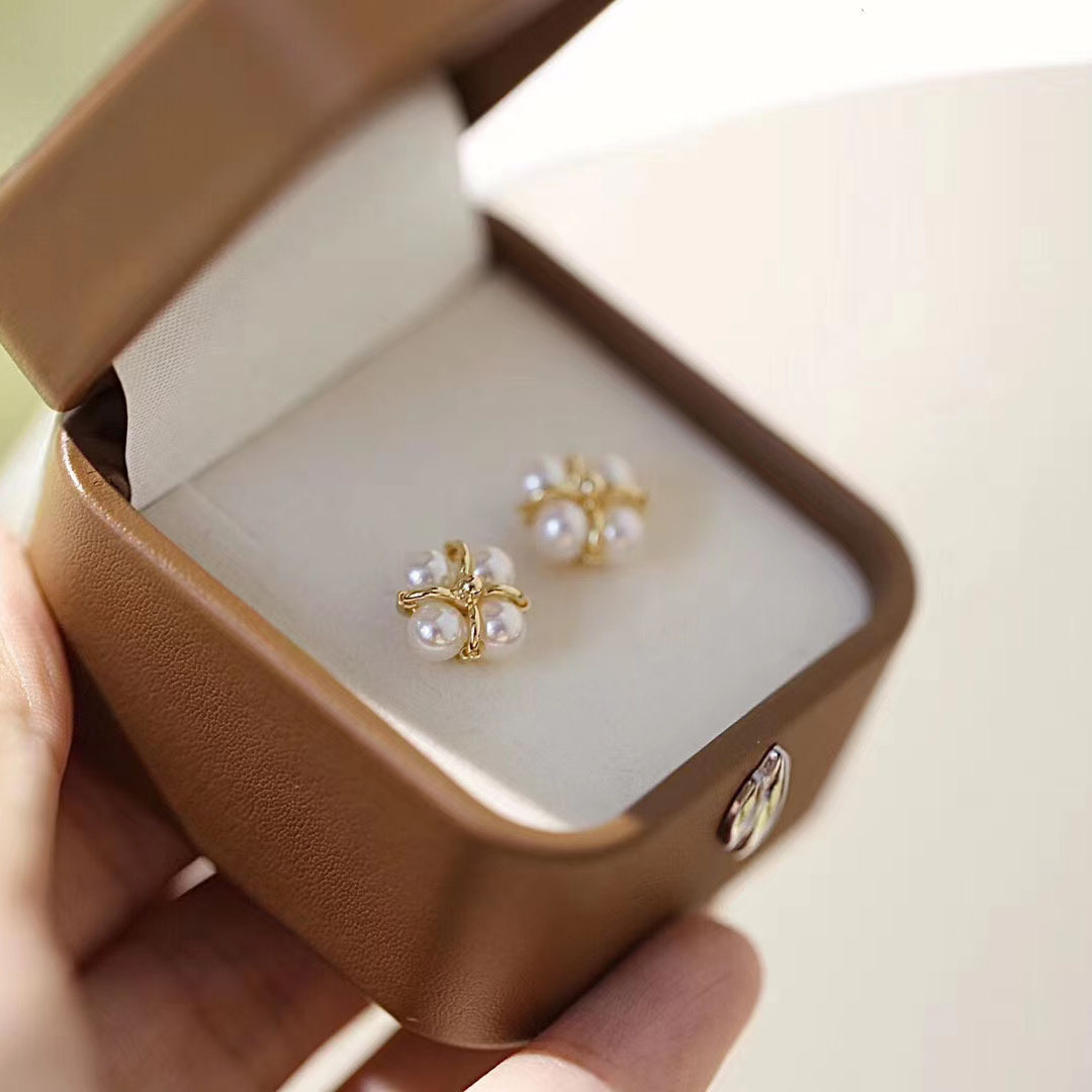 Four Leaf Grass Natural Pearl Earrings Net Red Day Ensemble Retro Minimalist Temperament 100 Hitch Pure Silver Ear Clip Small Red Book