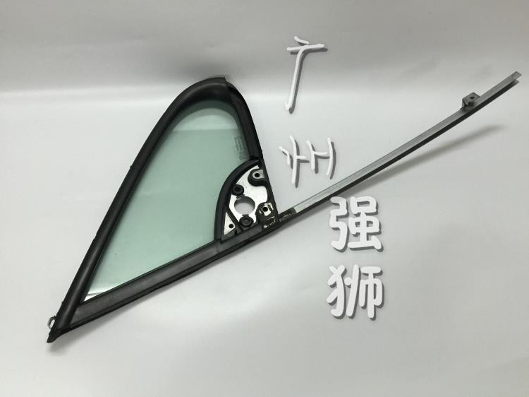 Suitable for Peugeot 307 triangular glass front window triangular glass brand new original
