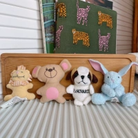 Маленькая плюшевая милая игрушка