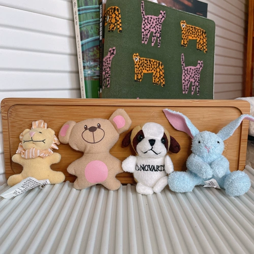 Маленькая плюшевая милая игрушка