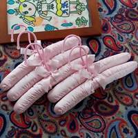 Розовая вешалка