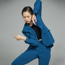 A LM 2210 Modern Dance Suit suit performed black blue men and women of the same street dance pop show