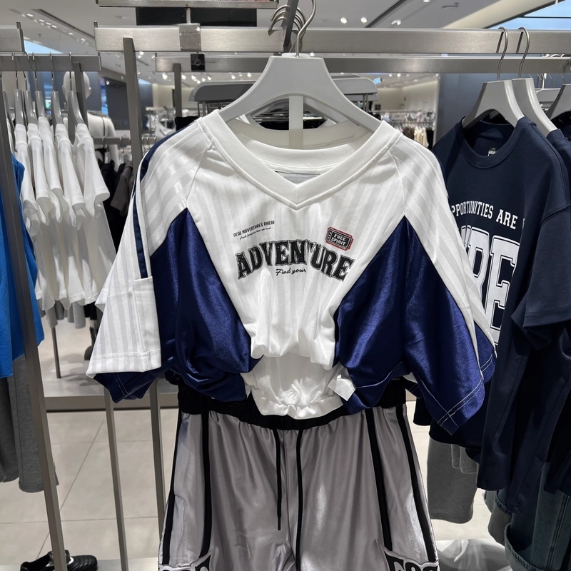 Sports-Style Waist-Cinching Jersey with Contrasting Stripes and Print, Short Loose-Fitting Short-Sleeve T-Shirt, Crop Top, Hot Girl Jazz Top for Women Sports-Style Waist-Cinching Jersey with Contrasting Stripes and Print, Short Loose-Fitting Short-Sleeve T-Shirt, Crop Top, Hot Girl Jazz Top for Women