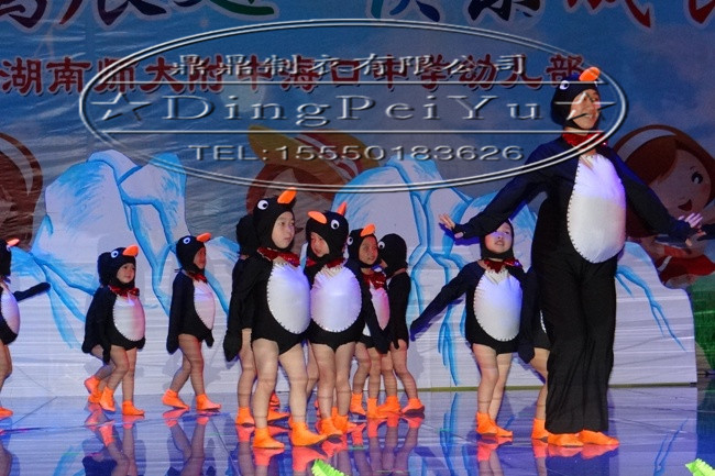 Chim cánh cụt đông lạnh nhỏ thể hiện trang phục hoa sen nhỏ phong cách trẻ em vui vẻ chân múa trang phục đạo cụ trứng đầm đẹp cho be gái 7 tuổi