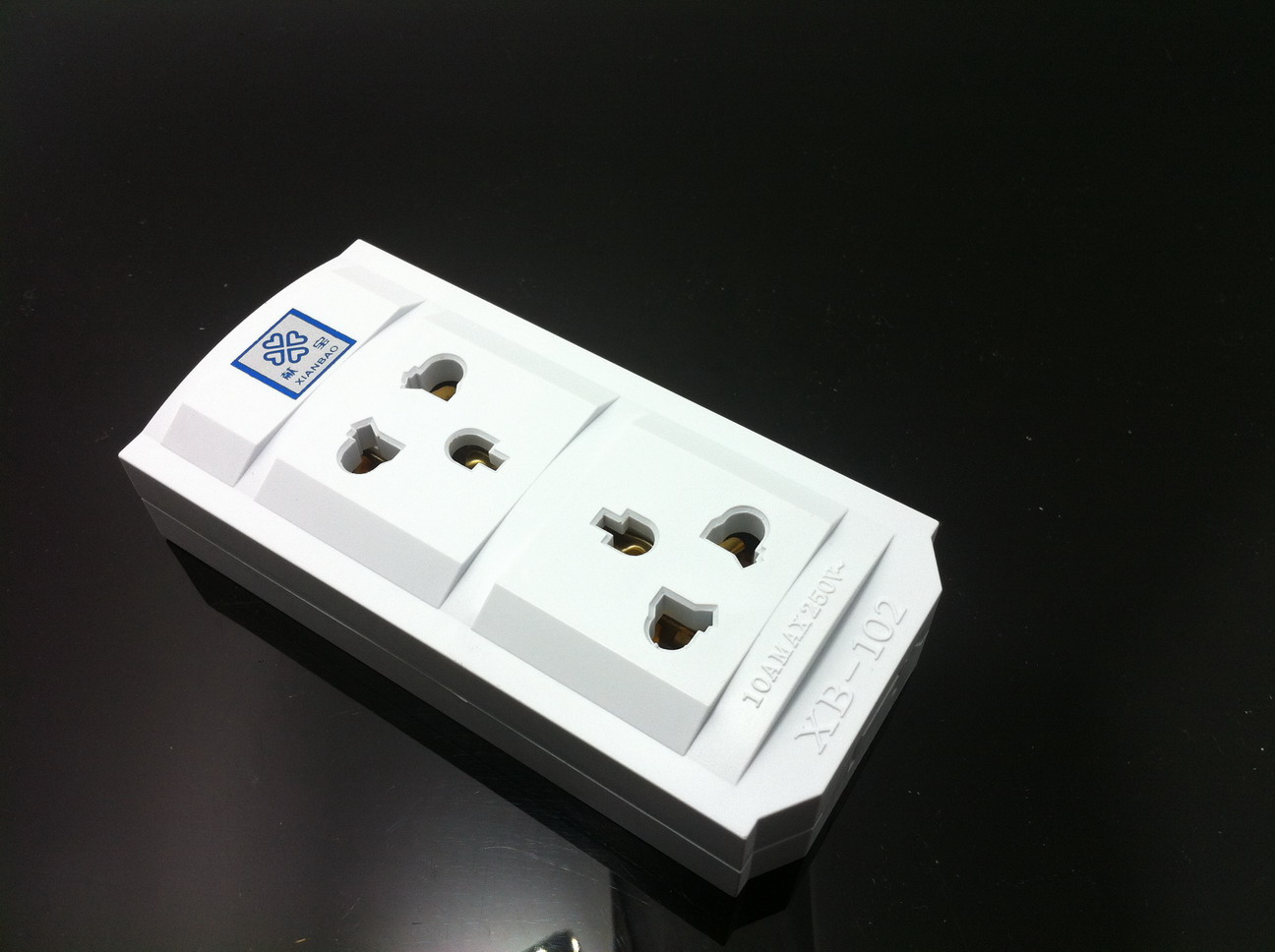 Zhangjiagang Xianbao XB-103 106 wireless patch panel extension line multi-function 2-bit 3-bit 4-bit 5-bit row socket