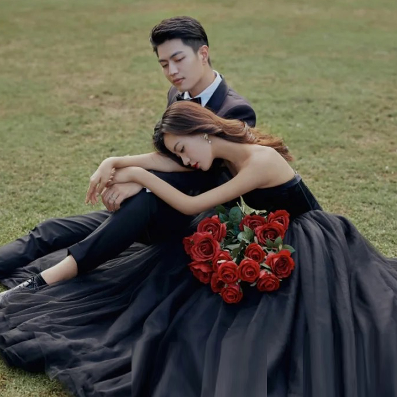 Exterior View Brigade Shooting Props Simulation Flowers Red Rose Wedding photo Handheld with flower bouquet fake flower retro writing genuine decorative hand holding flowers