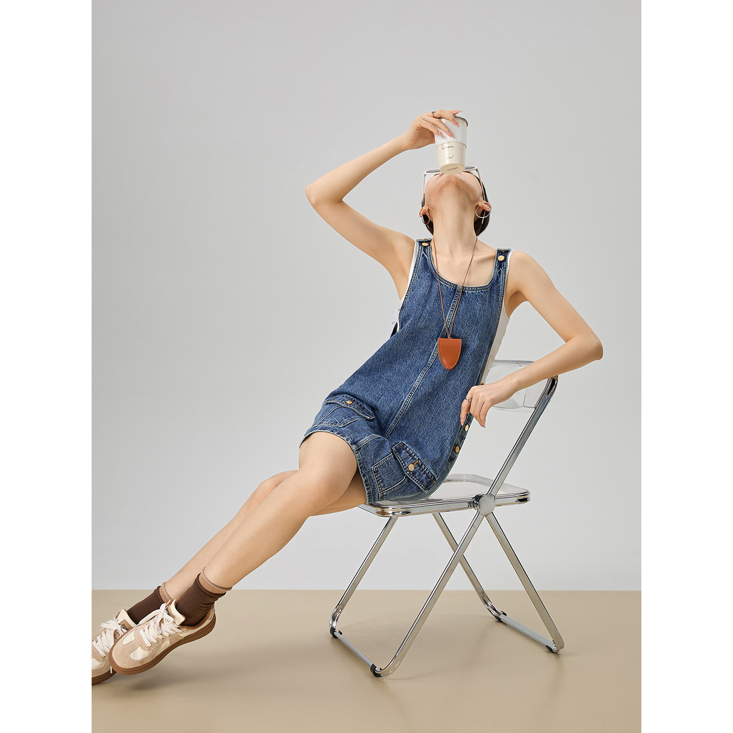 背带牛仔裙配什么鞋好看？聊聊2025年的流行搭配新趋势