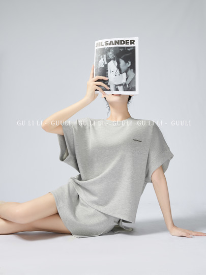 Комплект из двух предметов: футболка с коротким рукавом и шорты Guuli/Grey для женщин, новая летняя модель, скрывает фигуру, создает эффект стройности, повседневный спортивный костюм.