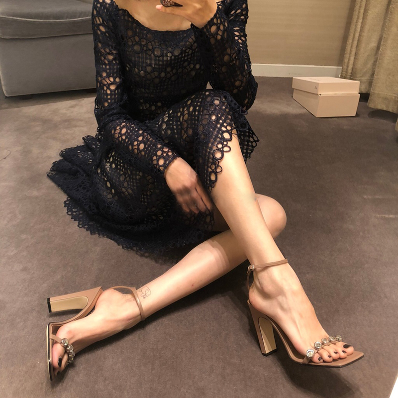 Mùa hè 2018 mới đầu vuông châu Âu và Mỹ với khóa từ với sandal rhinestone dày với sandal cao gót hở mũi dép sục nữ