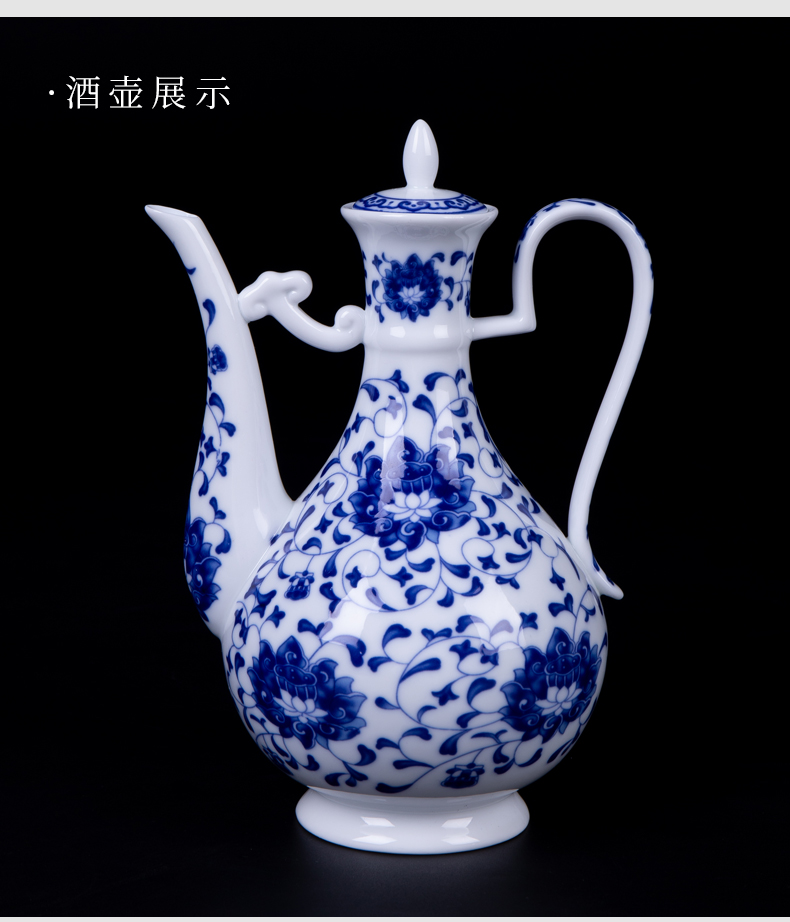 , wine suits for domestic Chinese blue and white porcelain ceramics hip liquor cup. A small handleless wine cup goblet cups of black liquor