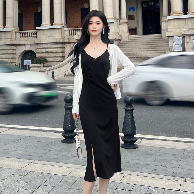 French-Style Slimming Little Black Dress with V-Neck, Spaghetti Straps, Pleated Design, Side Slit, Figure-Flattering, Body-Hugging Midi Dress
